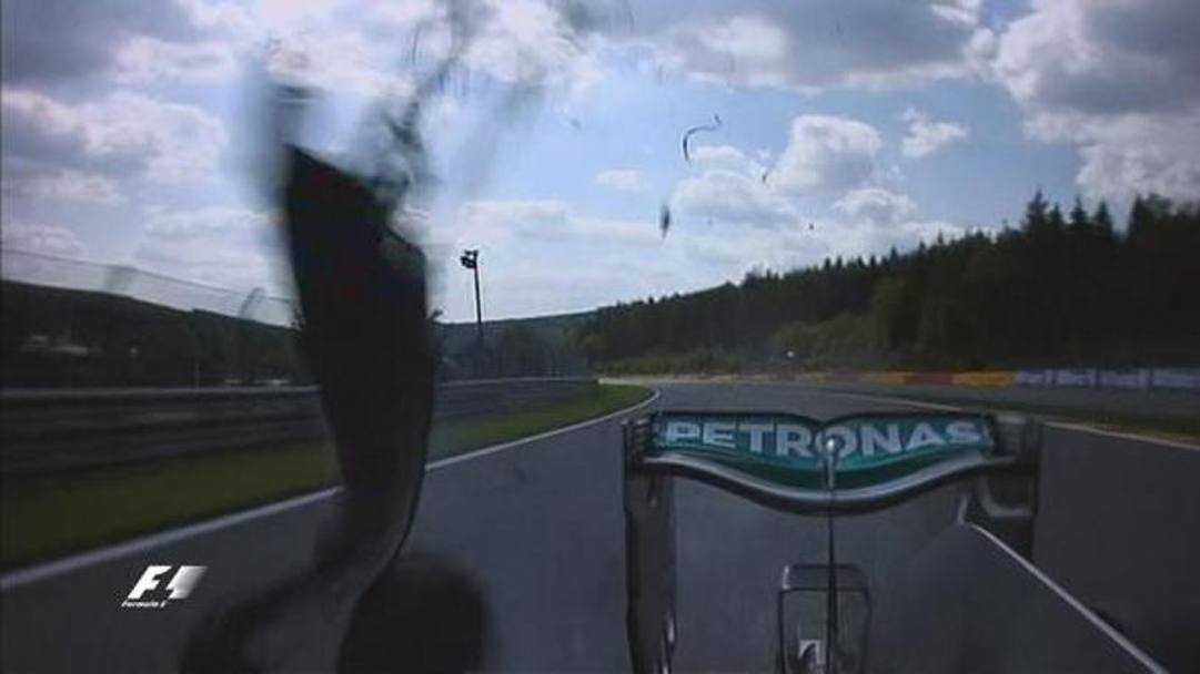 Il momento dell&#39;esplosione dela gomma sulla Mercedes di Rosberg (Courtesy F1)